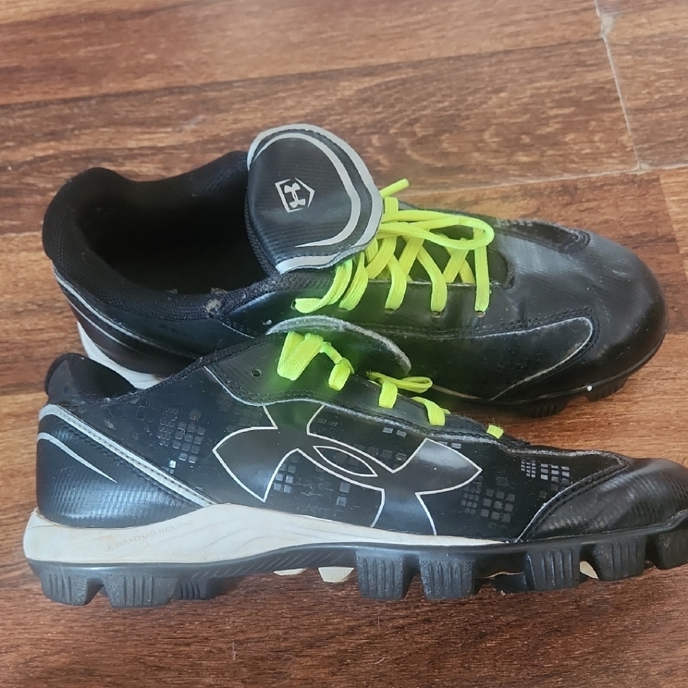 Under Armour Black and Lime Green Sports Shoes